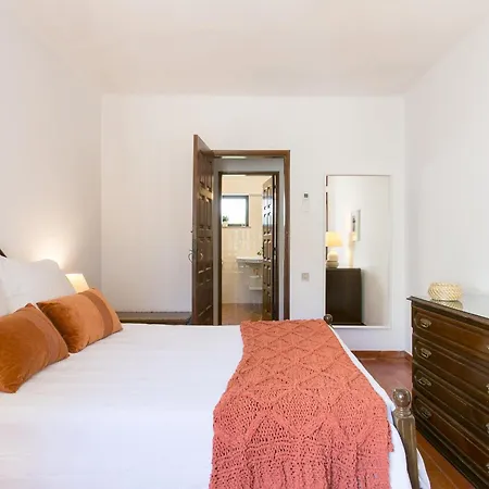 Spacious Private With Pool, Sea View & Walkable Access