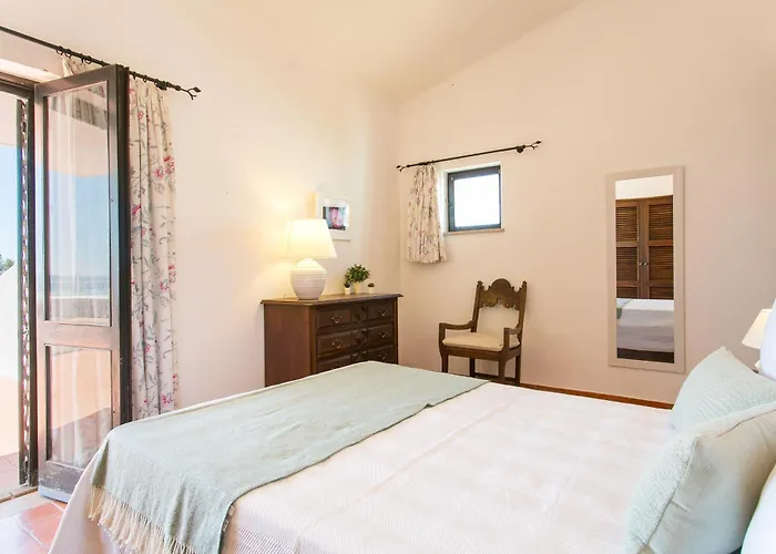 Villa With Private Pool, Stunning View And Just 5 Min Walk From The *