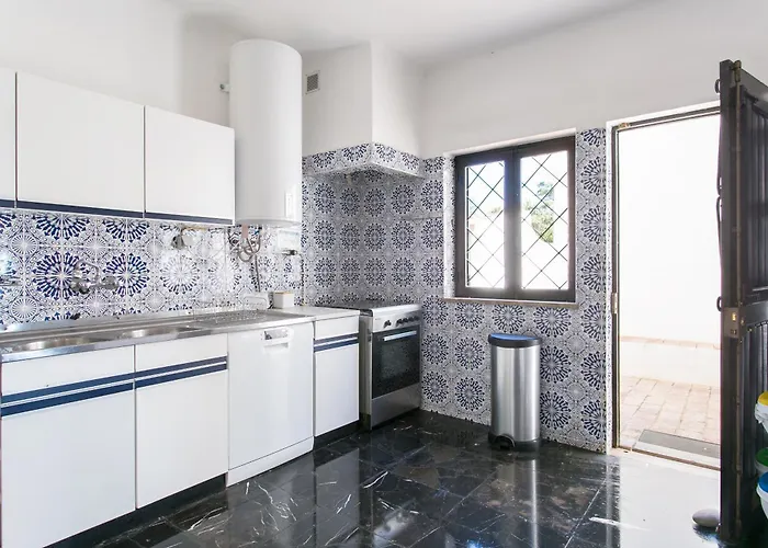 Villa With Private Pool, Stunning View And Just 5 Min Walk From The Carvoeiro (Lagoa)